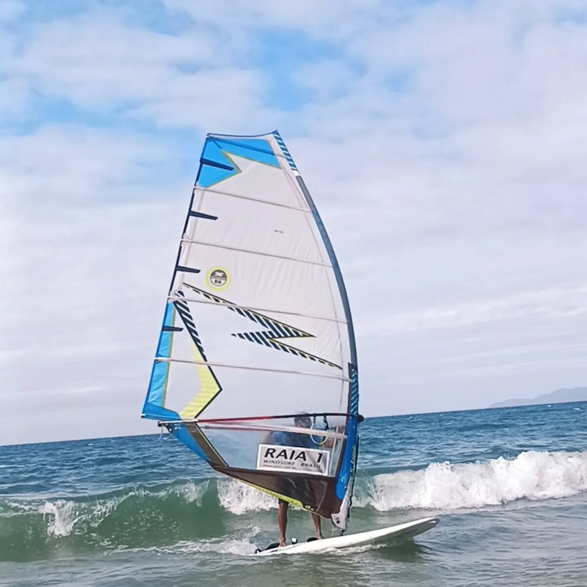 Aula de Windsurf em Florianópolis: Aprenda a Deslizar Sobre o Mar!