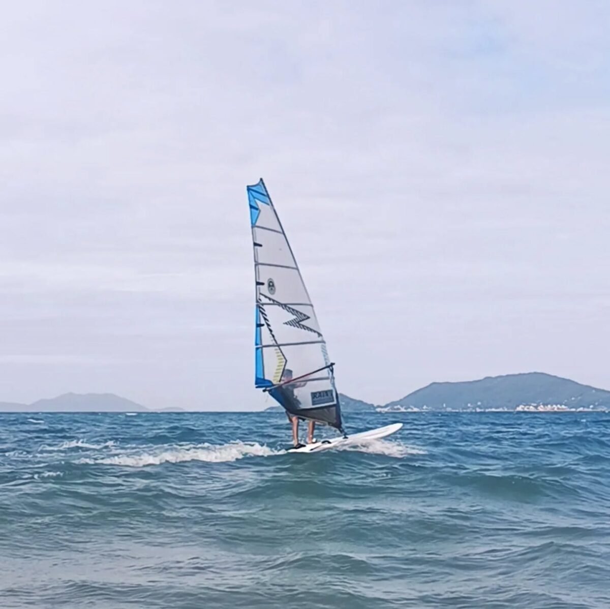 Aula de Windsurf em Florianópolis: Aprenda a Deslizar Sobre o Mar!