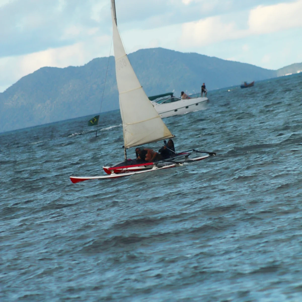 Aluguel de Hobie Cat em Florianópolis: Navegue Pelo Norte da Ilha!