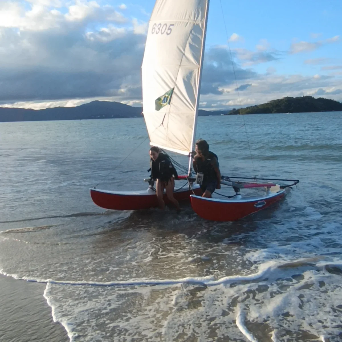 Aluguel de Hobie Cat em Florianópolis: Navegue Pelo Norte da Ilha!
