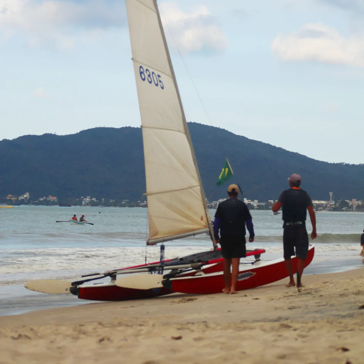 Aluguel de Hobie Cat em Florianópolis: Navegue Pelo Norte da Ilha!