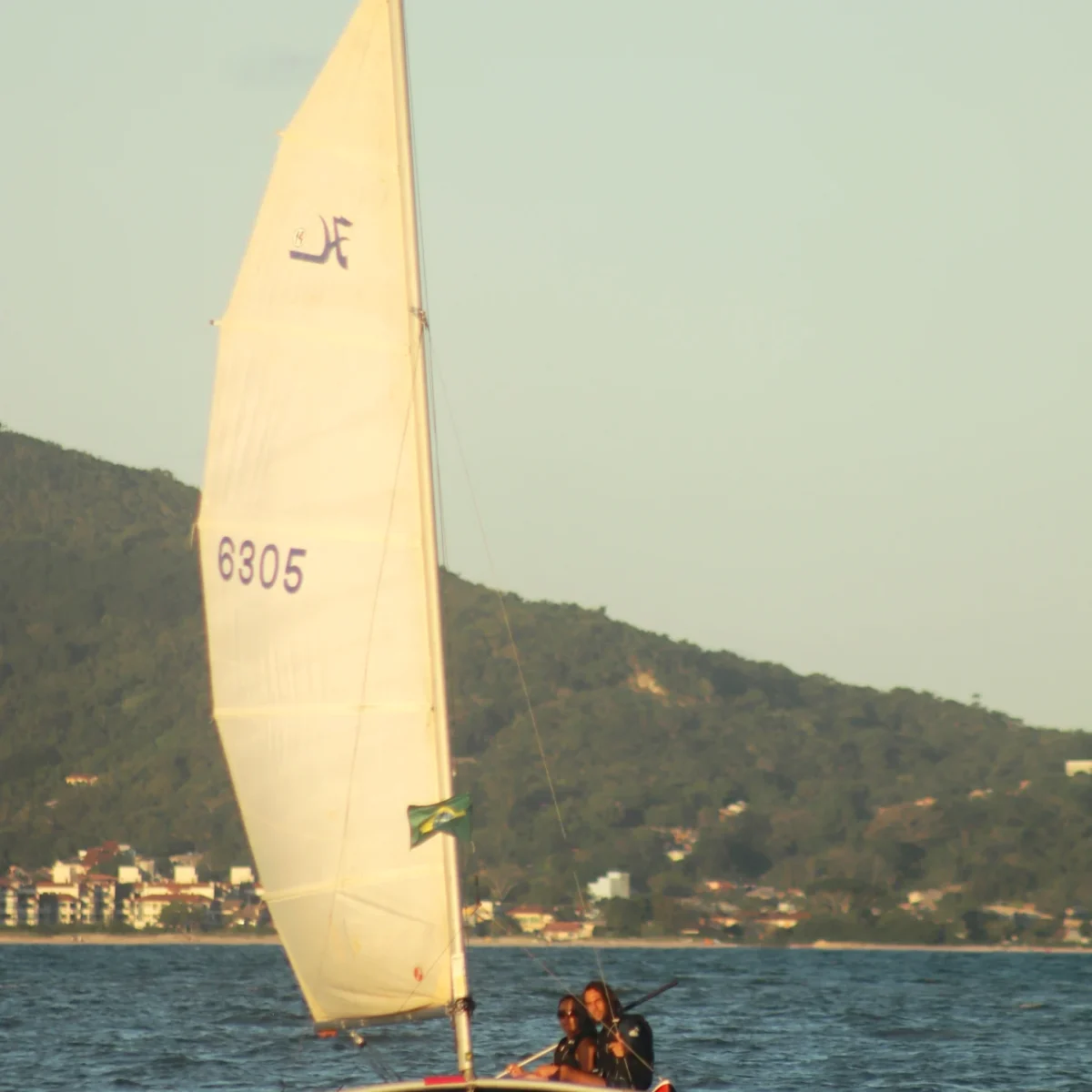Aluguel de Hobie Cat em Florianópolis: Navegue Pelo Norte da Ilha!