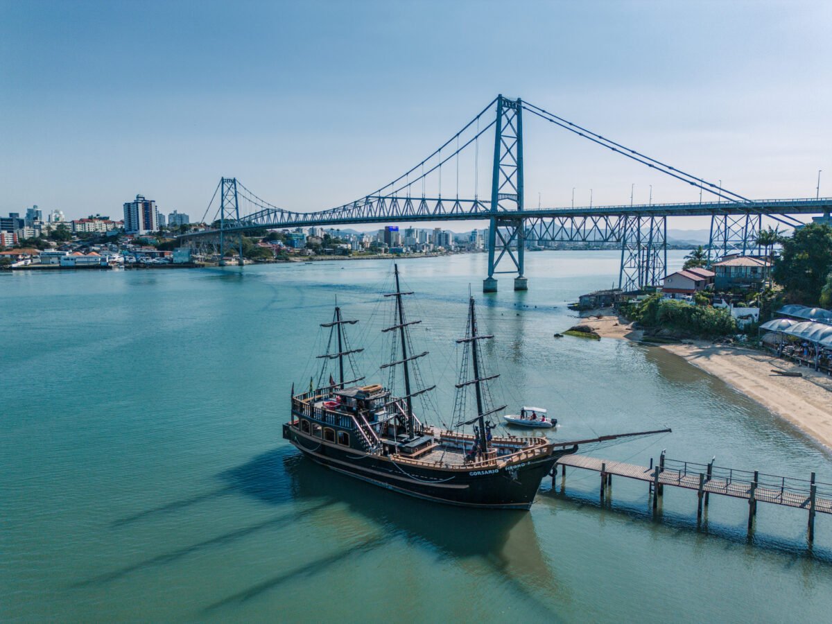 Passeio de Barco Pirata – Ilhas Tropicais em Floripa: escuna + história + paraísos!