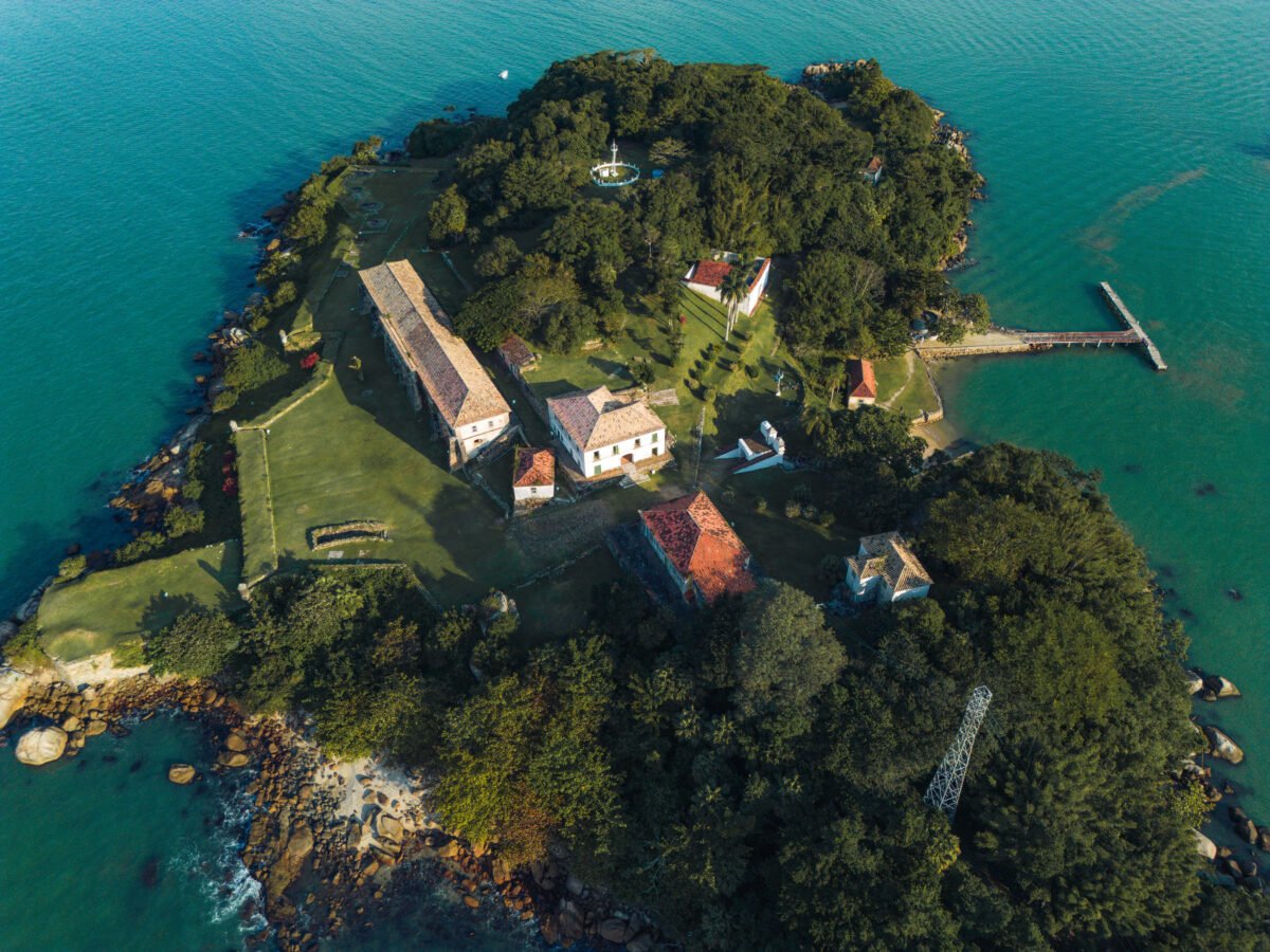 Passeio de Barco Pirata – Ilhas Tropicais em Floripa: escuna + história + paraísos!