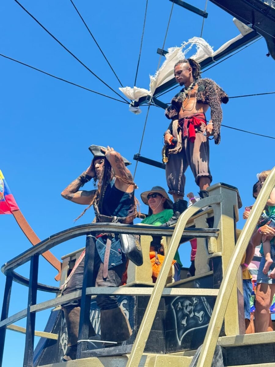 Aventura Pirata em Bombinhas: Diversão a Bordo e Mergulho no Mar!