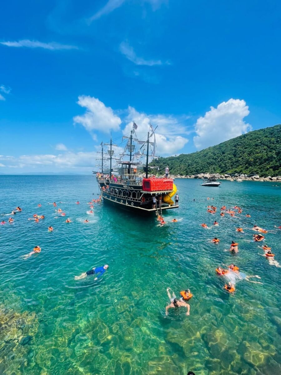 Aventura Pirata em Bombinhas: Diversão a Bordo e Mergulho no Mar!