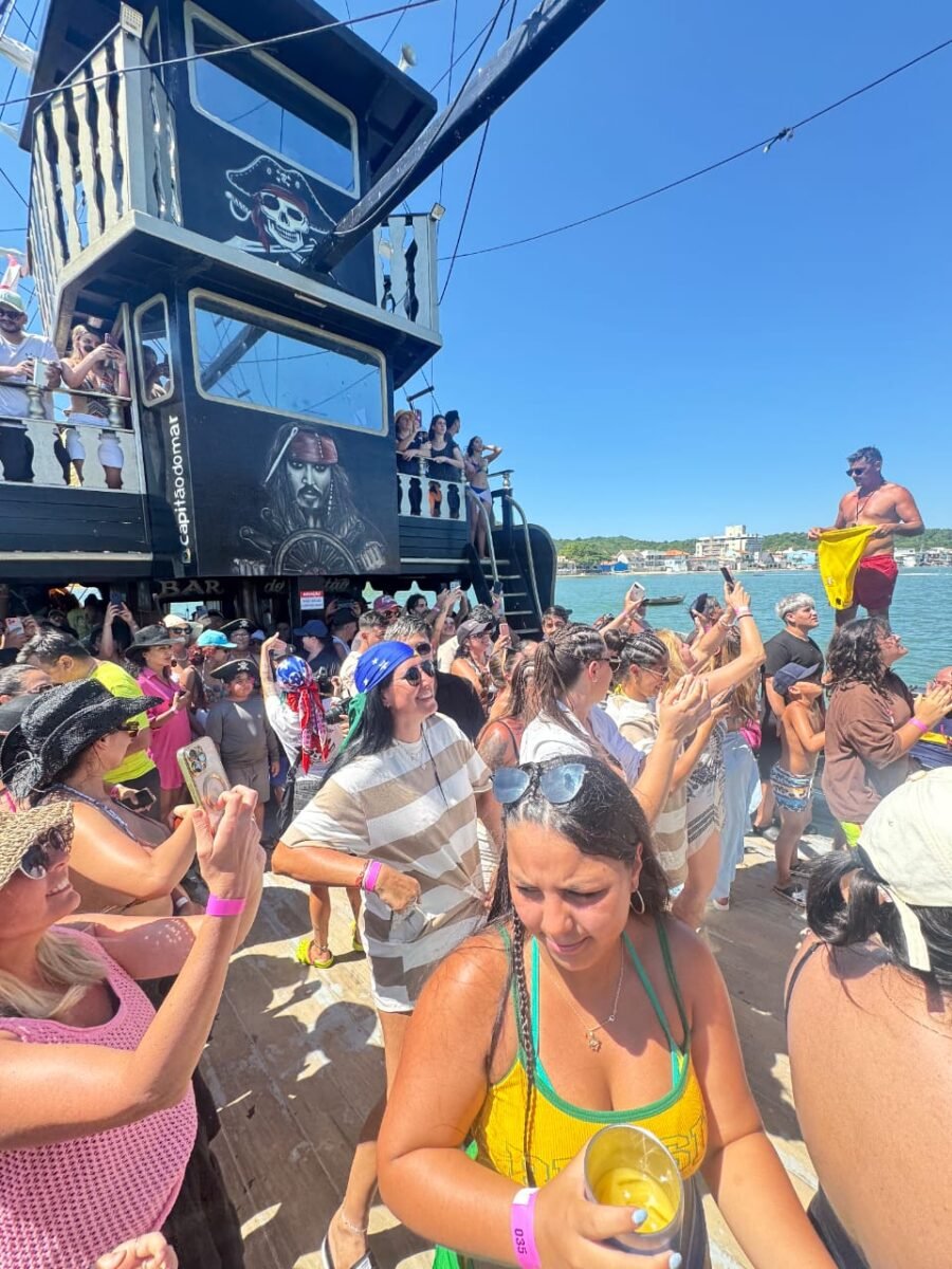 Aventura Pirata em Bombinhas: Diversão a Bordo e Mergulho no Mar!