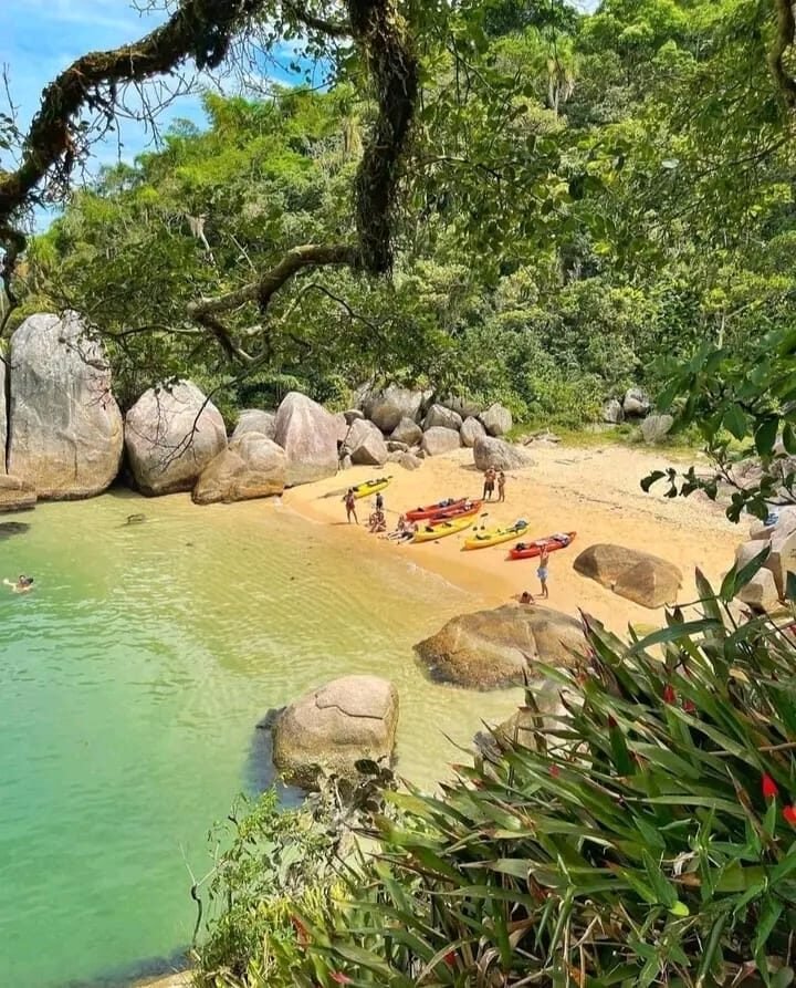 Aventura Pirata em Bombinhas: Diversão a Bordo e Mergulho no Mar!