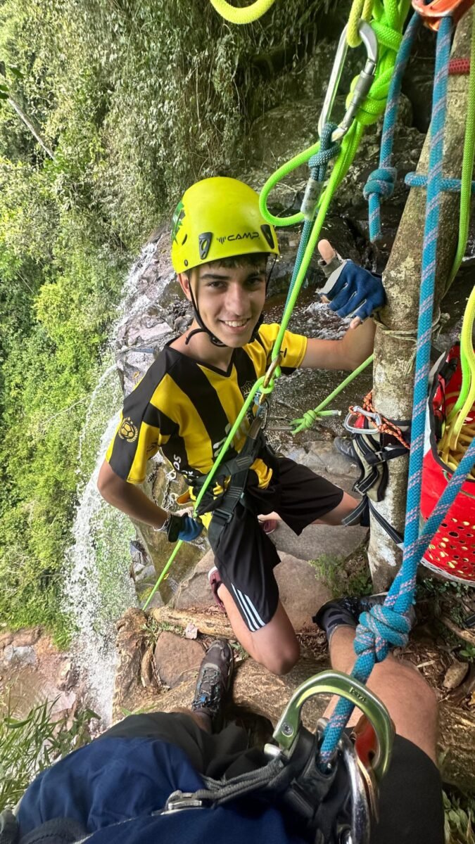 Rapel na Cachoeira Magia das Águas: aventura em meio à natureza!